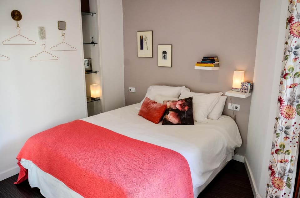 Photo of the whole room, Bedroom