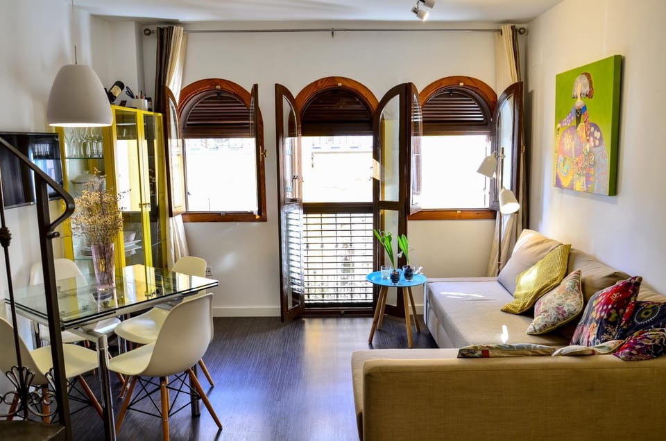 TV and multimedia, Living room, Lounge or bar, Decorative detail, Seating area, Dining area