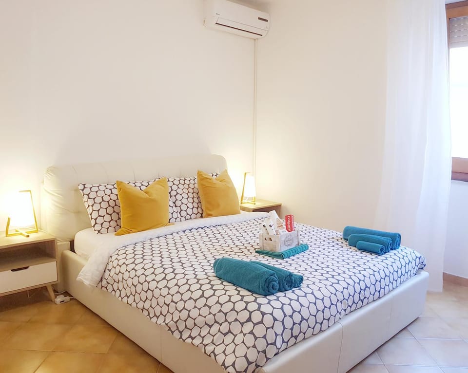 Bed, Bedroom, towels