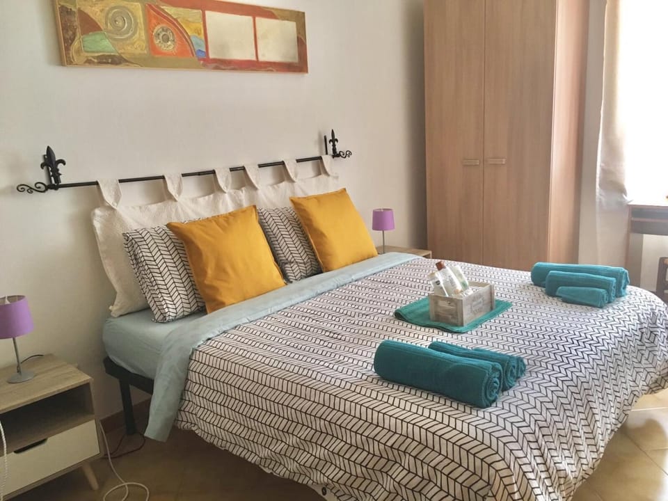Photo of the whole room, towels