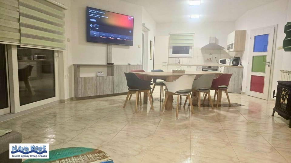 TV and multimedia, Living room, Seating area, kitchen