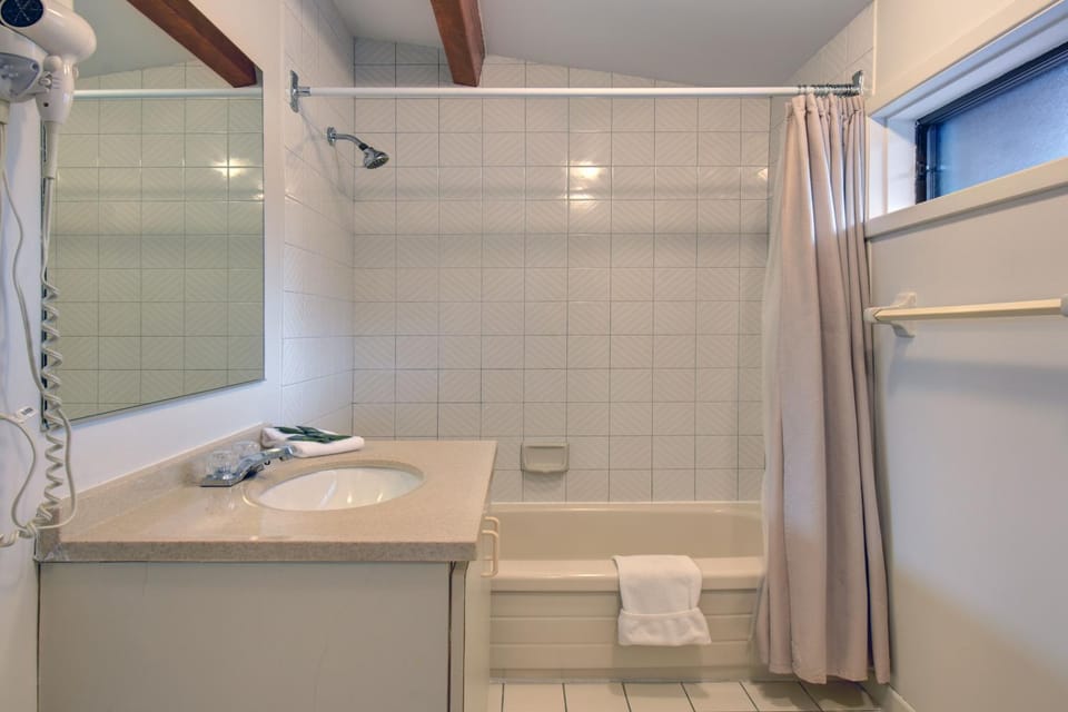 Shower, Bathroom, TV and multimedia, Bath, heating, towels