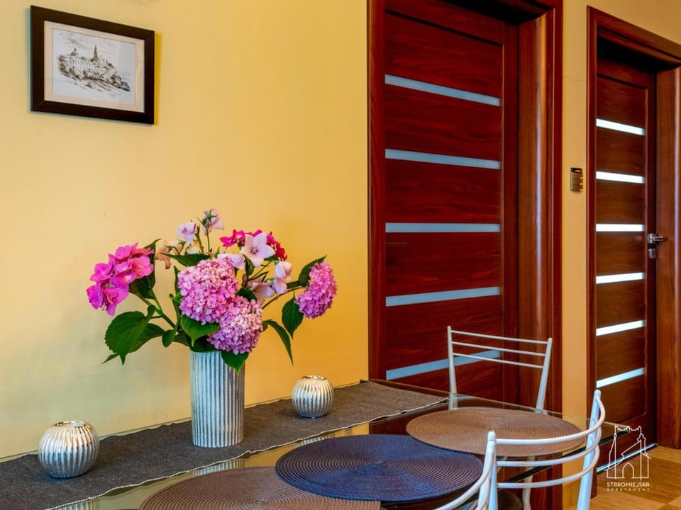Living room, Food and drinks, Decorative detail, Dining area, Area and facilities