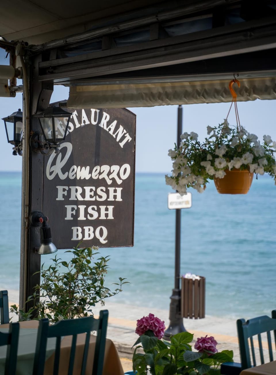 Property building, Restaurant/places to eat, Logo/Certificate/Sign