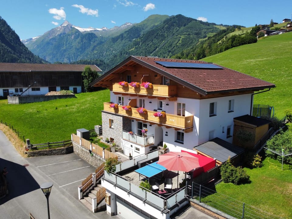 Property building, Balcony/Terrace, Hiking