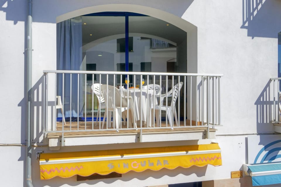 Property building, Facade/entrance, Day, People, Winter, Balcony/Terrace, Balcony/Terrace, On site, Street view, Family