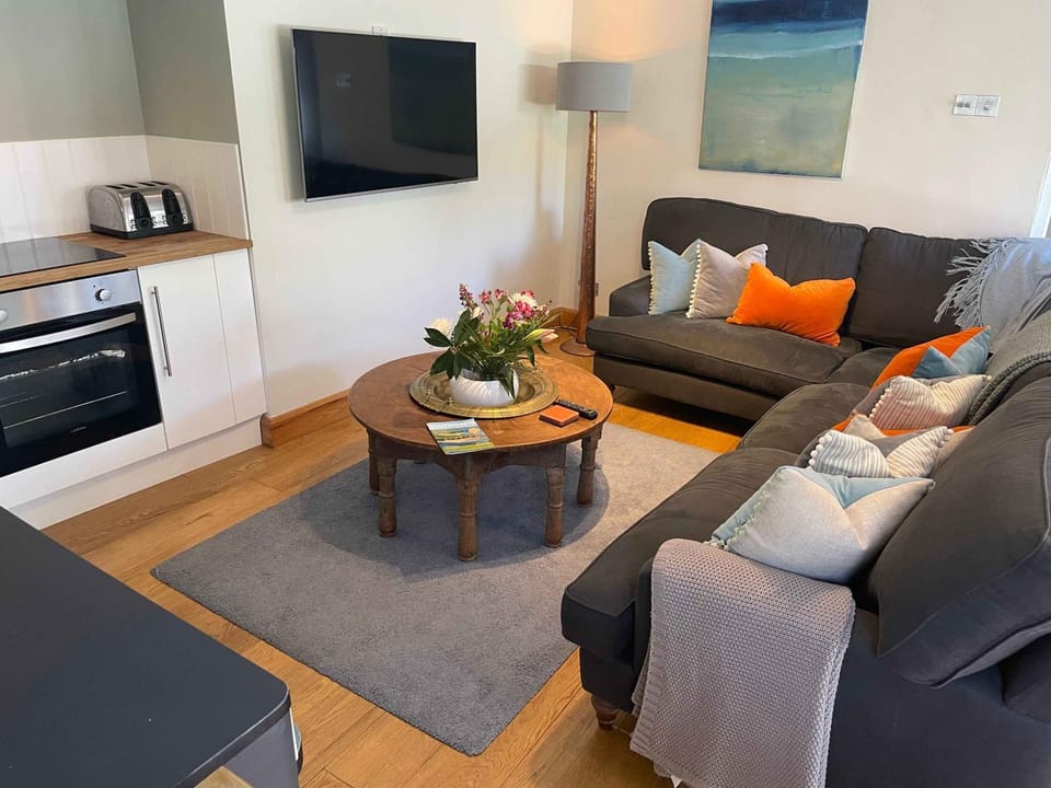 Day, Living room, Seating area