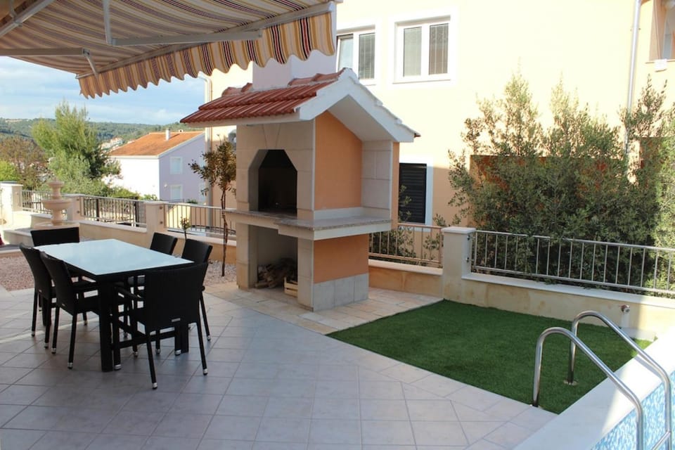 Patio, BBQ facilities