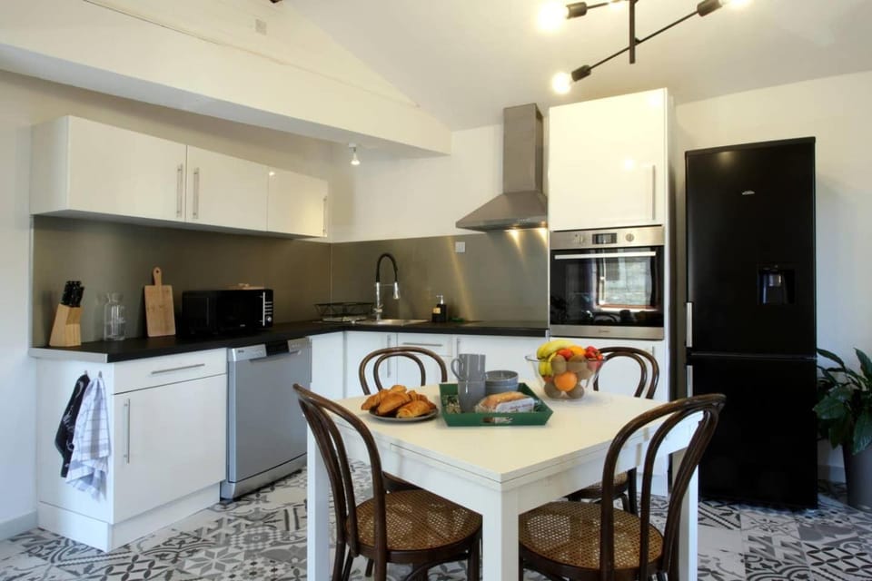 Coffee/tea facilities, Dining area, dishwasher, microwave, oven, stove, toaster, kitchen