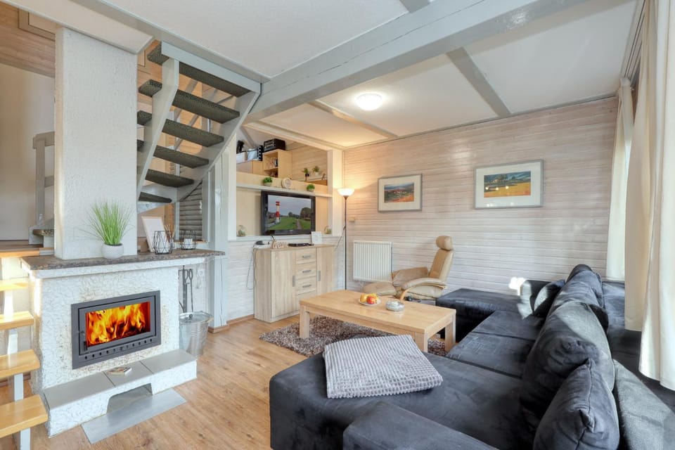 Communal lounge/ TV room, TV and multimedia, Living room, Photo of the whole room, flat iron