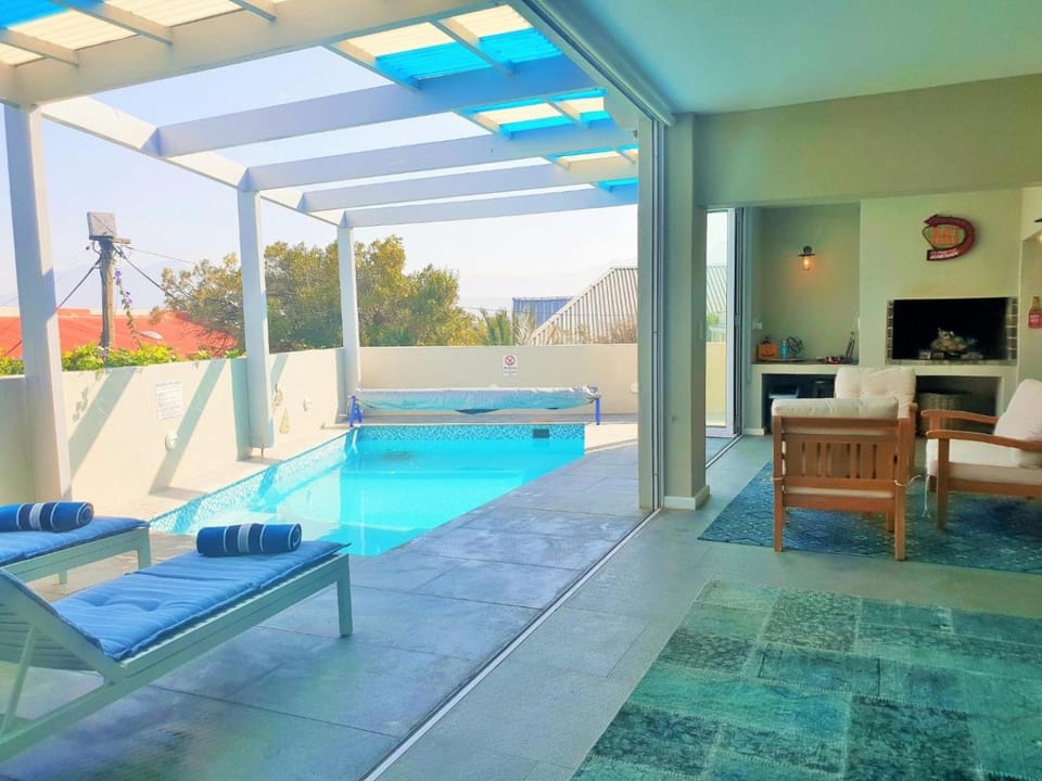 BBQ facilities, Balcony/Terrace, Living room, Seating area, Swimming pool, Swimming pool