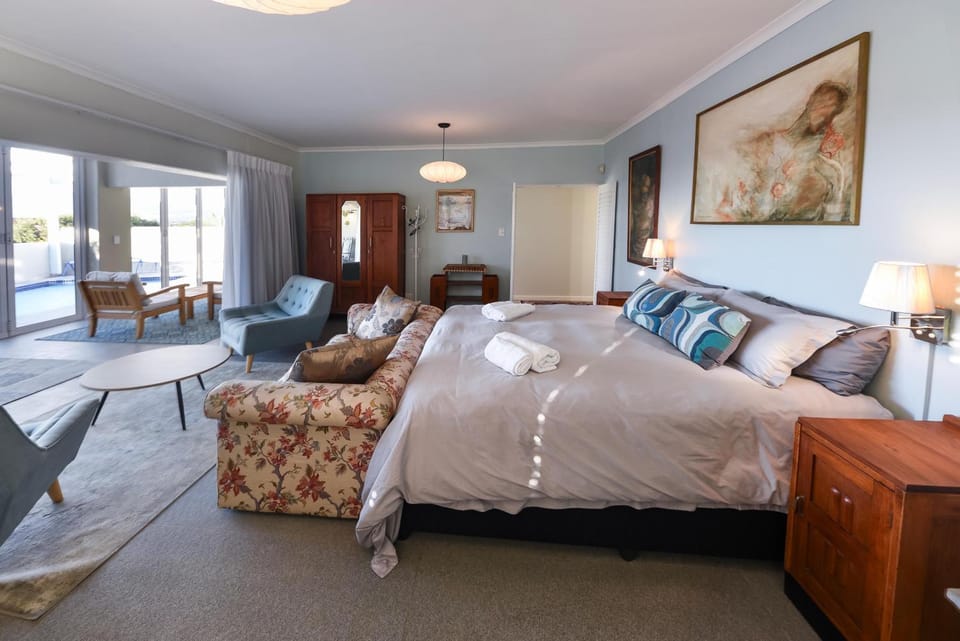 Bedroom, Pool view