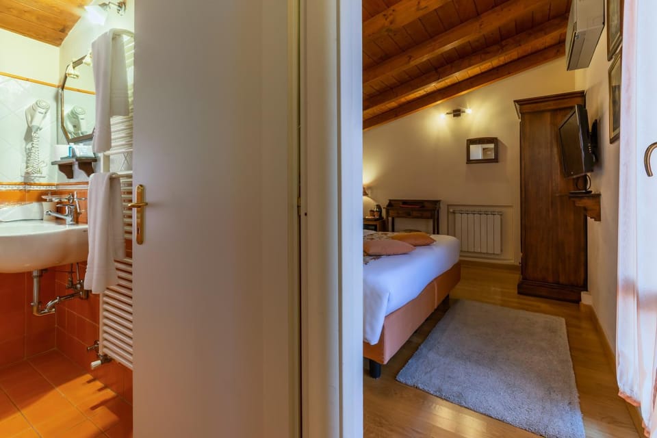 Bathroom, Photo of the whole room, Bedroom
