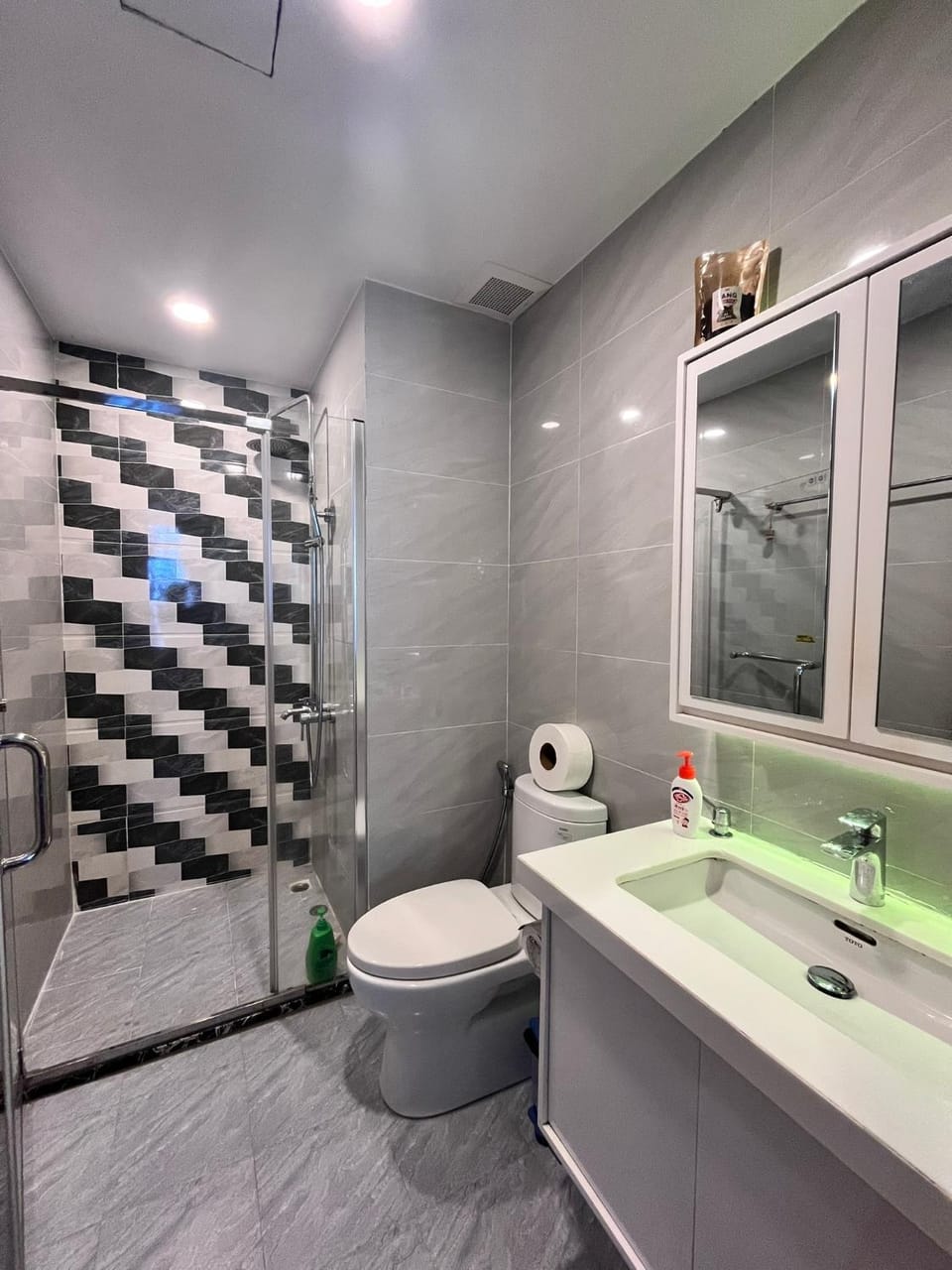Kirakuan Luxury 2BR Pool/Gym Apartment in Ho Chi Minh City
