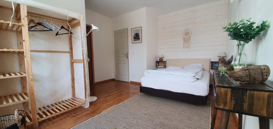 Photo of the whole room, Bedroom