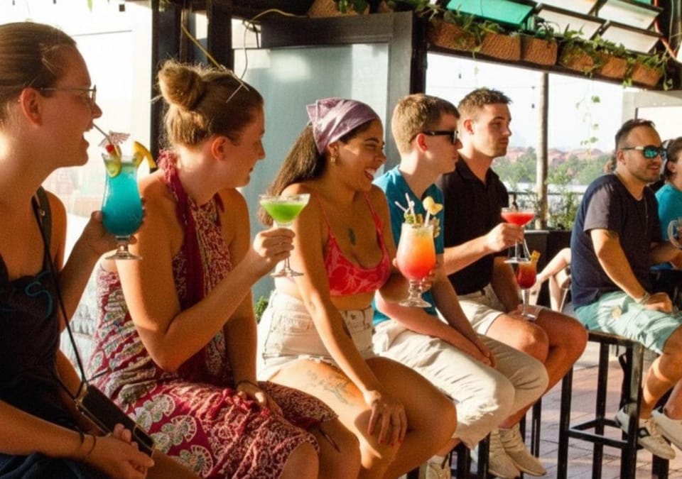 Restaurant/places to eat, People, Food and drinks, group of guests
