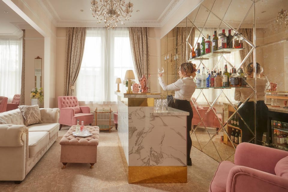 Restaurant/places to eat, Lounge or bar