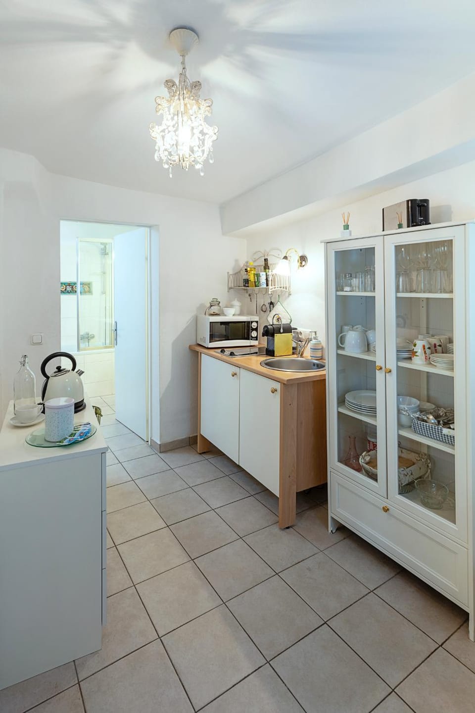 Kitchen or kitchenette, minibar, stove