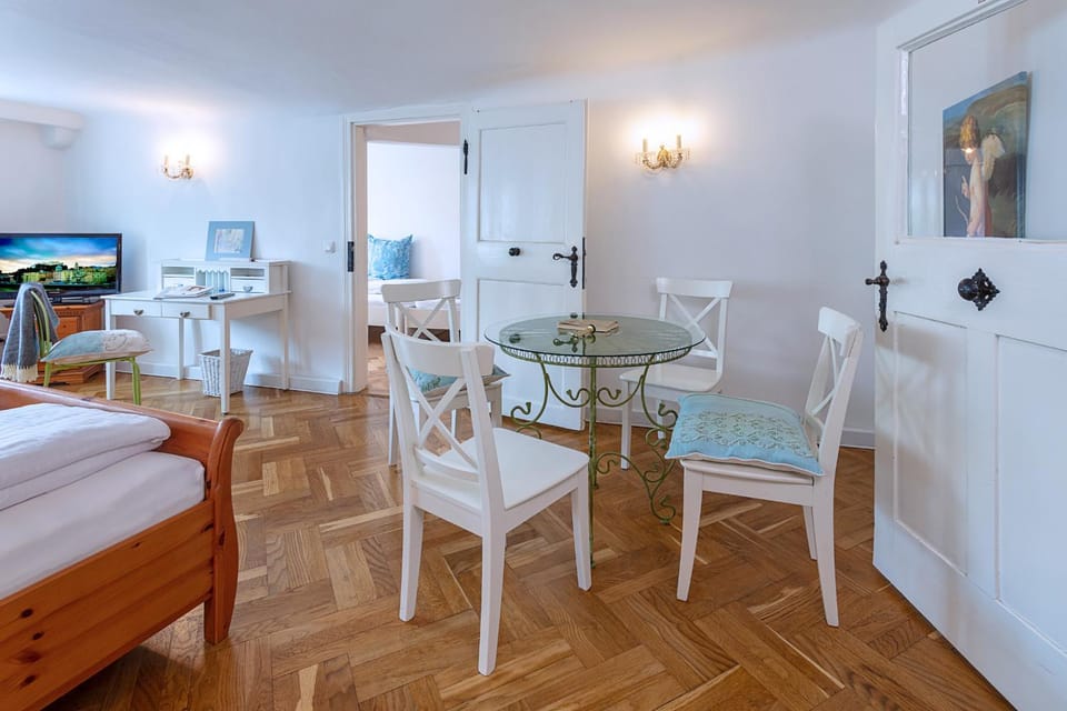 Bed, TV and multimedia, Living room, Photo of the whole room, Seating area, Dining area, Bedroom