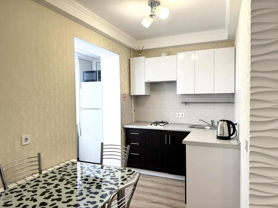 Kitchen or kitchenette, Dining area, microwave, kitchen, kitchen