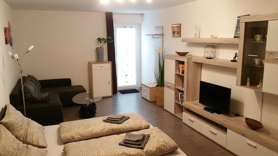 TV and multimedia, Living room, Seating area, Dining area, Bedroom
