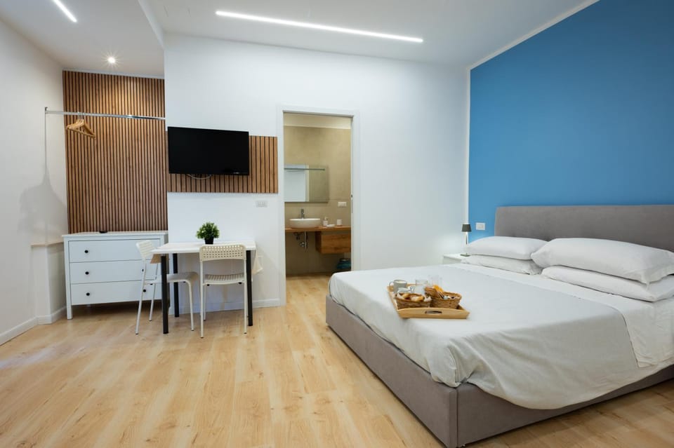 TV and multimedia, Photo of the whole room, Bedroom, hair dresser