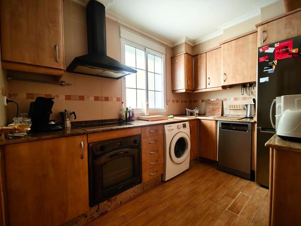 Coffee/tea facilities, Kitchen or kitchenette, dishwasher, oven, stove, toaster, washing machine
