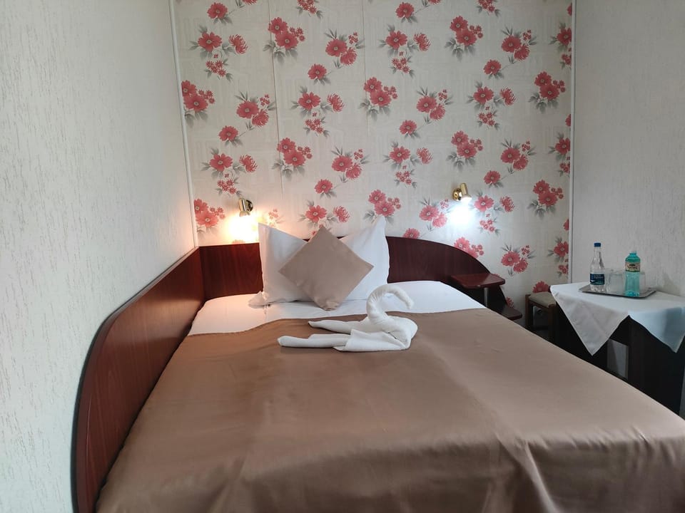 Bed, Photo of the whole room, towels