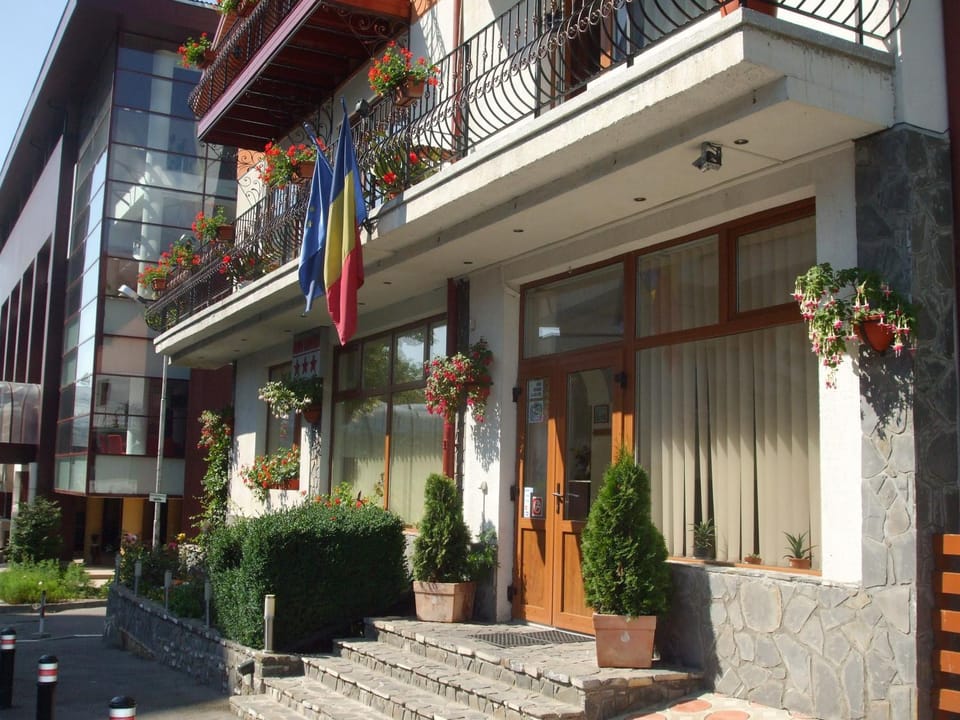 Property building, Facade/entrance, Day