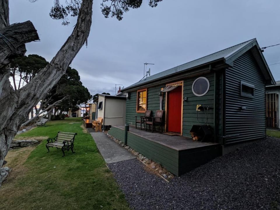 Salt Box Hideaway Apartment in Strahan
