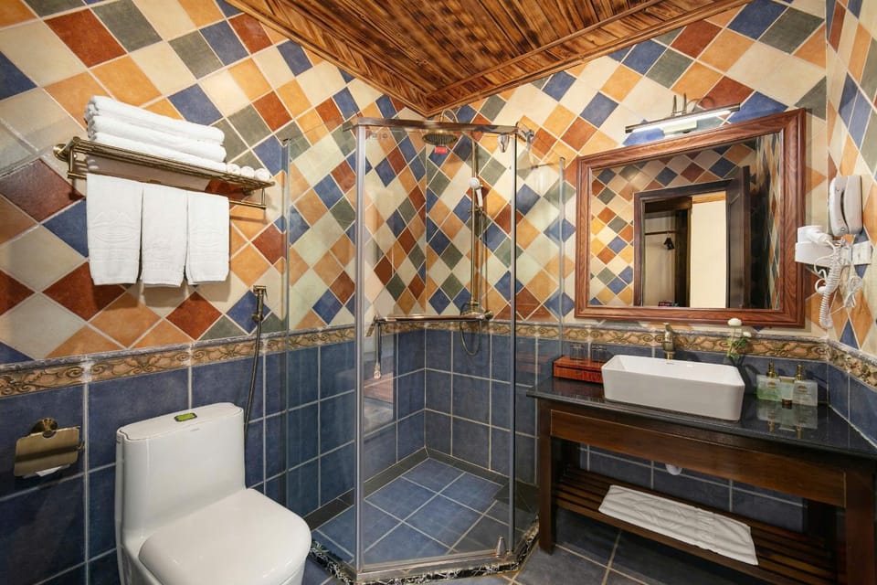 Shower, Toilet, Bathroom, bidet, towels