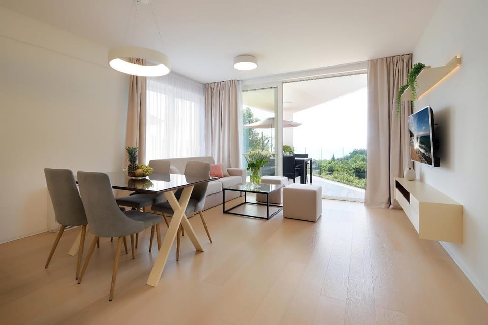 TV and multimedia, Living room, Decorative detail, Seating area, Dining area, Sea view