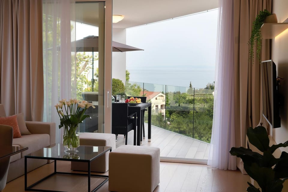 TV and multimedia, Balcony/Terrace, Living room, Seating area, Sea view, Area and facilities
