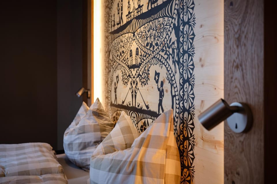 Photo of the whole room, Decorative detail