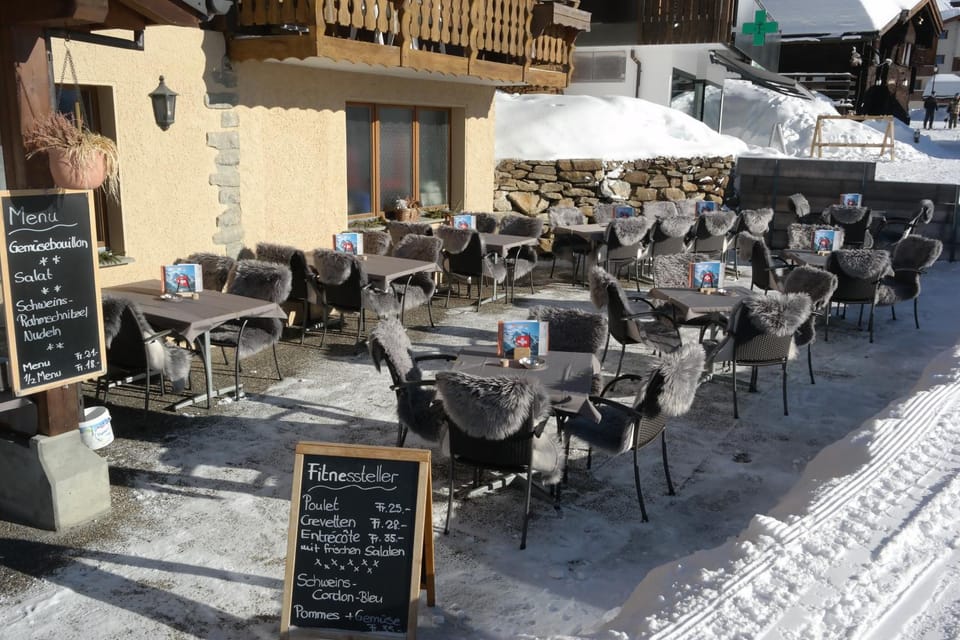 Restaurant/places to eat, Balcony/Terrace, Dining area, Landmark view, Mountain view