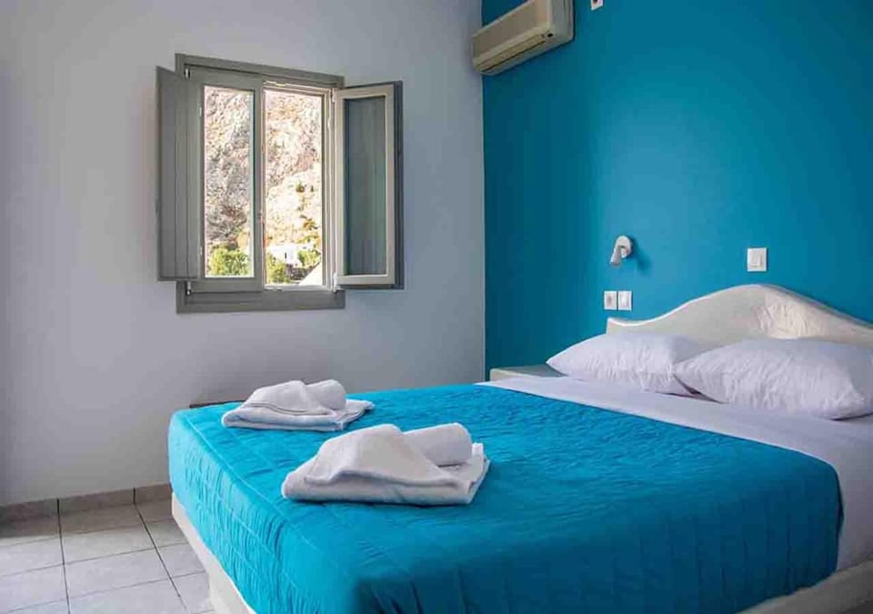 Day, Bedroom, Garden view, Mountain view