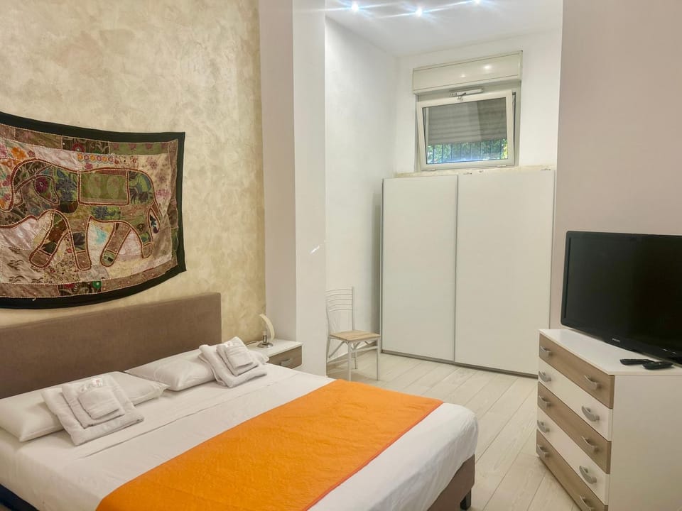 Bed, TV and multimedia, Photo of the whole room, air conditioner