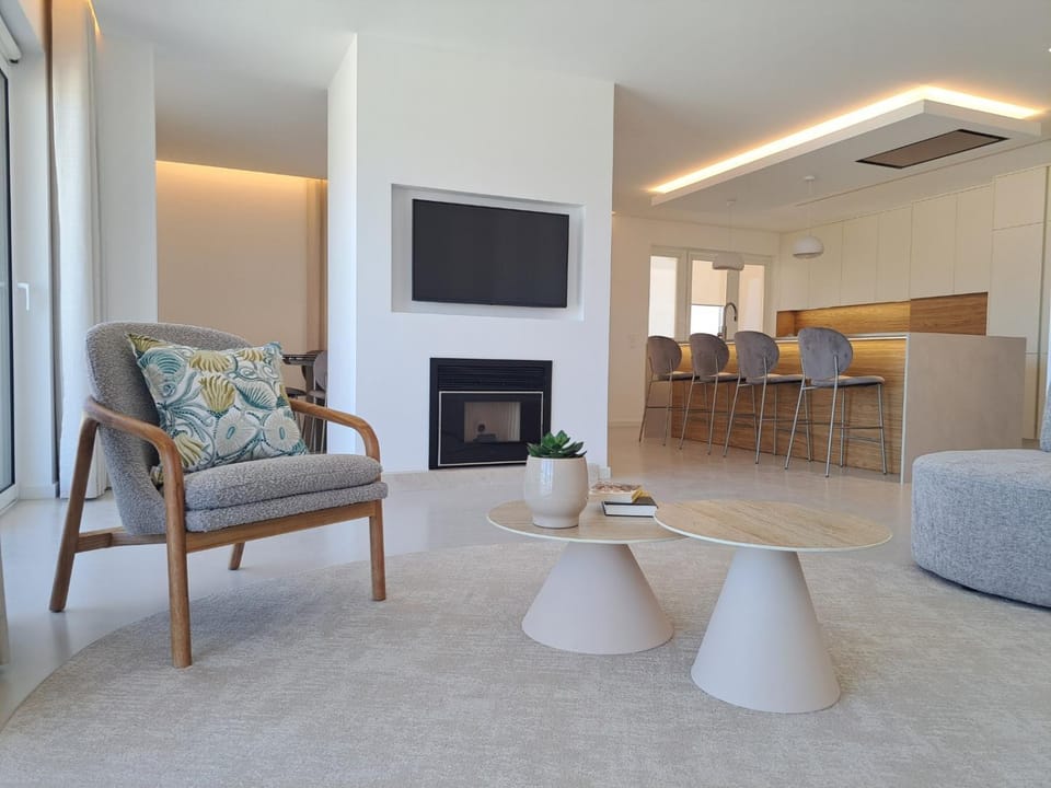 TV and multimedia, Living room, Seating area, fireplace, kitchen