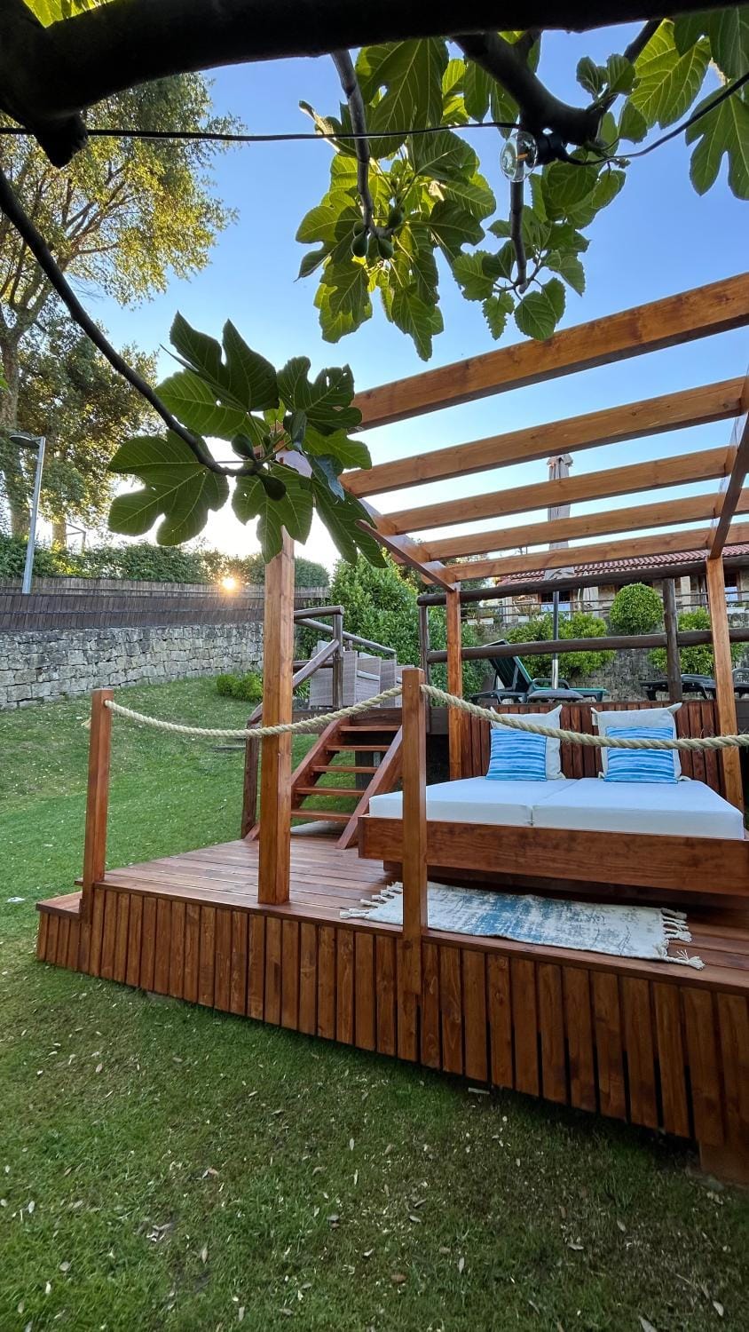 Bed, Garden, Swimming pool