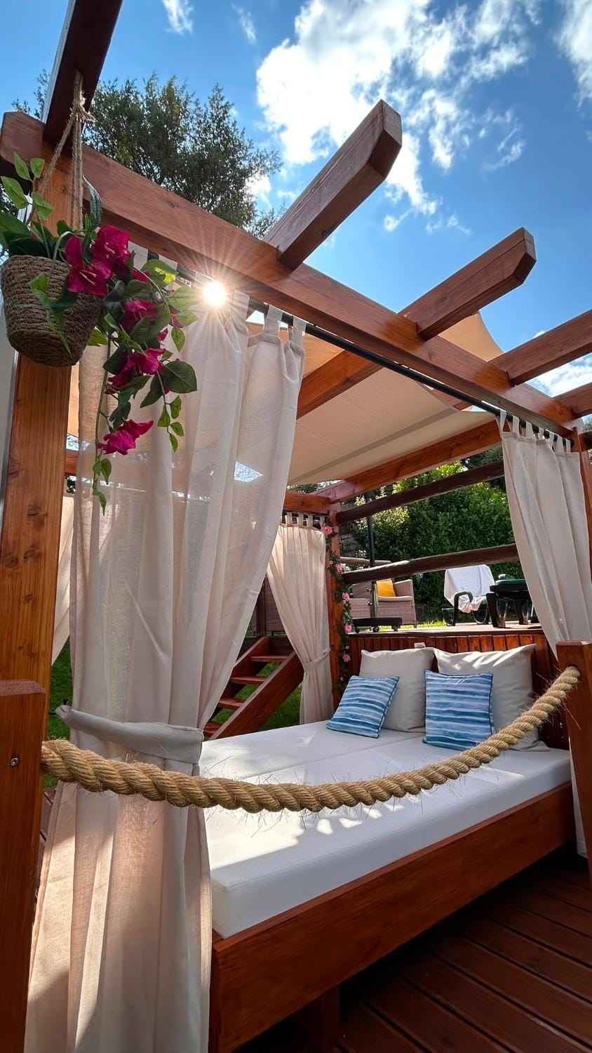 Bed, Swimming pool