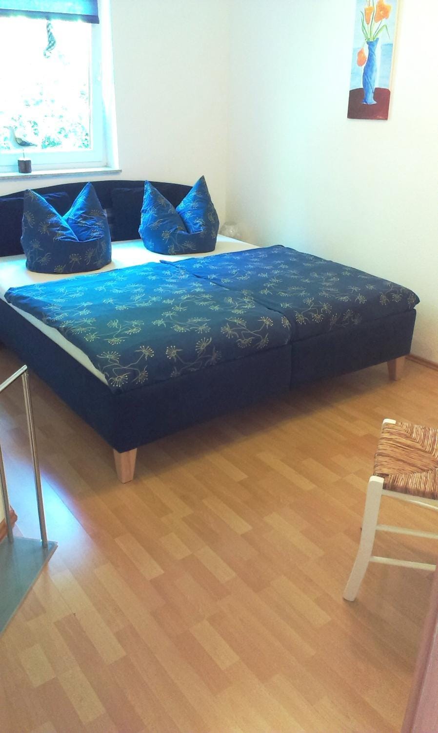 Photo of the whole room, Decorative detail