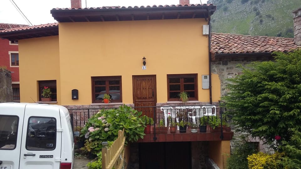 Facade/entrance, View (from property/room)
