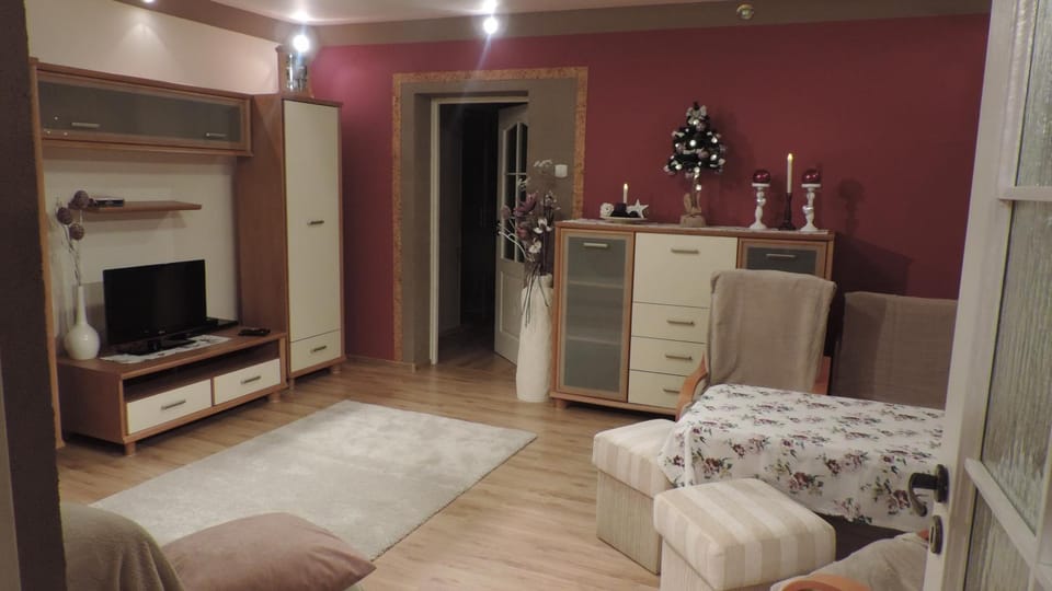 Bed, Living room, Mountain view, River view, Street view