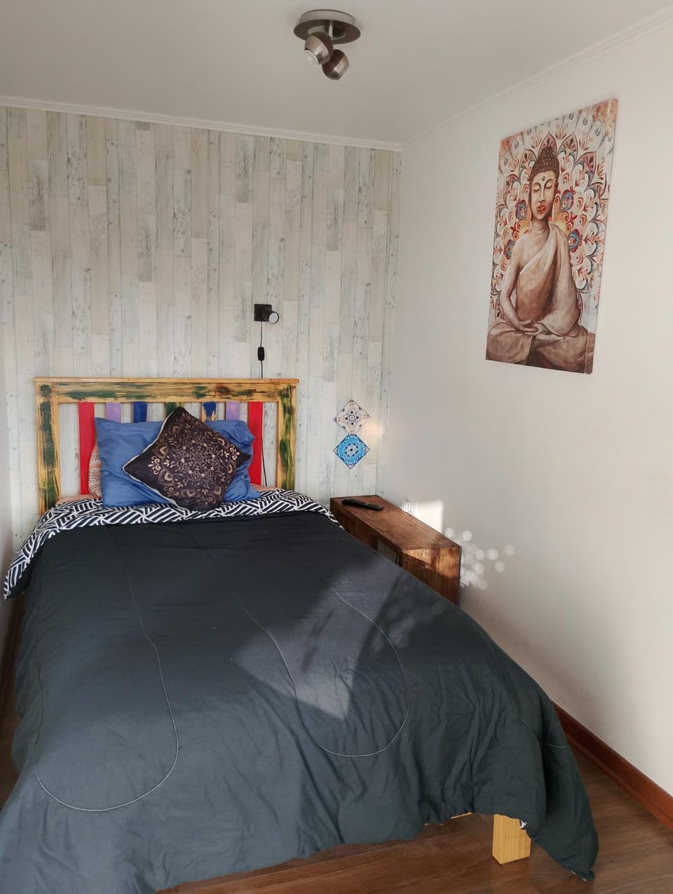 Photo of the whole room, Bedroom