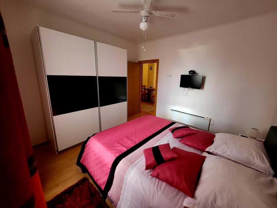 Bed, TV and multimedia, Bedroom, Sea view, fireplace, internet