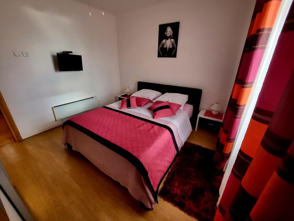 Bed, TV and multimedia, Bedroom, Sea view, fireplace, internet