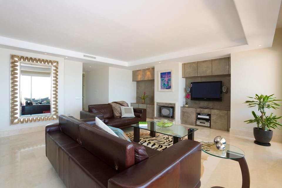 Nightclub / DJ, Lounge or bar