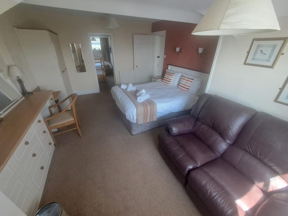 Lion Hotel & Studio Apartments Hotel in Criccieth