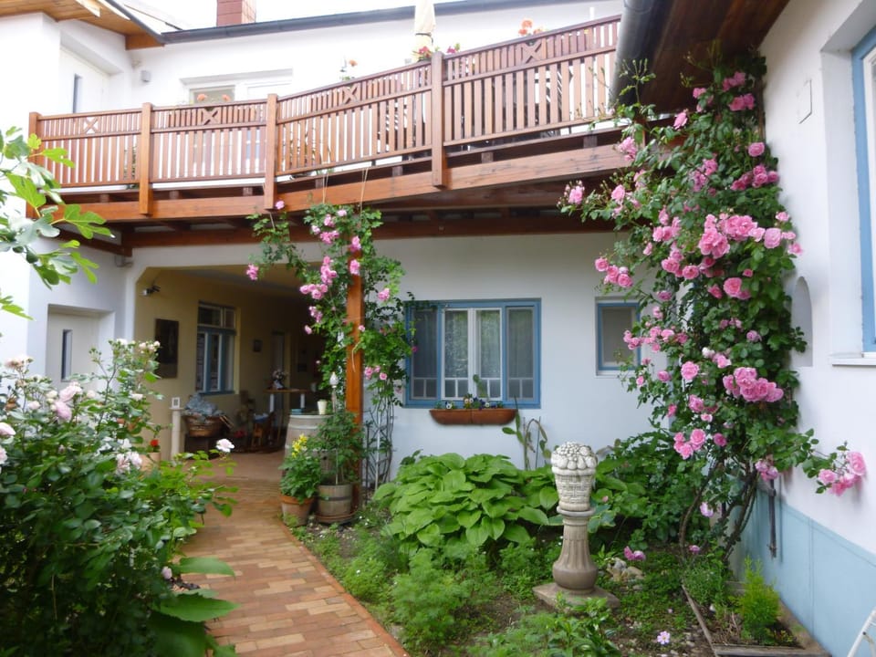 Property building, Balcony/Terrace, Garden view