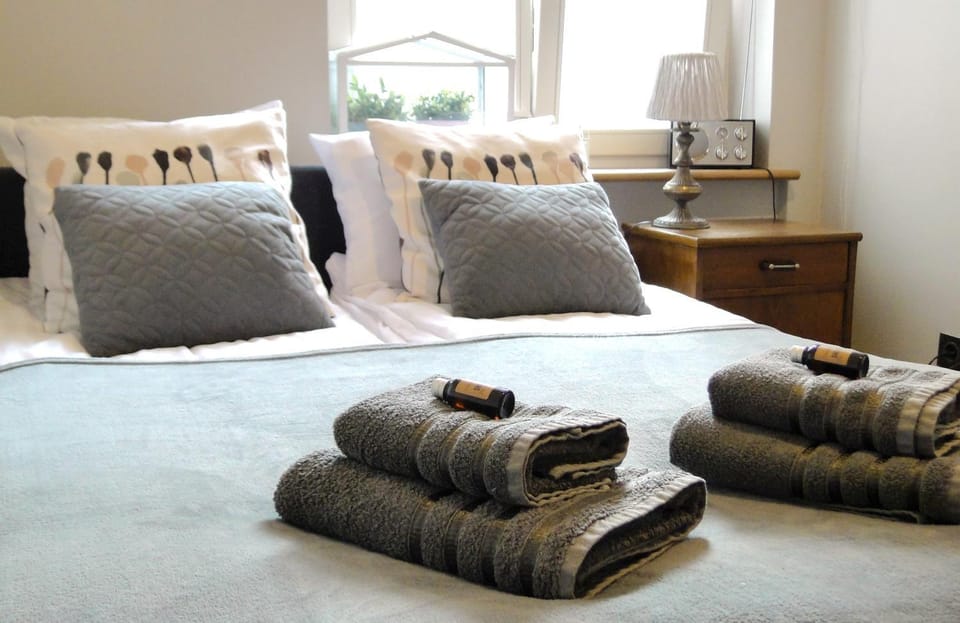 Bed, Bedroom, towels